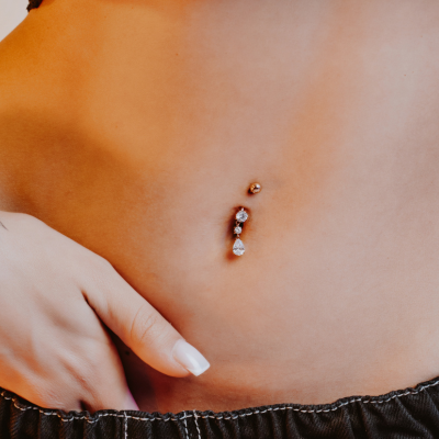 Navelpiercing med Dropphänge - Guldig Titan