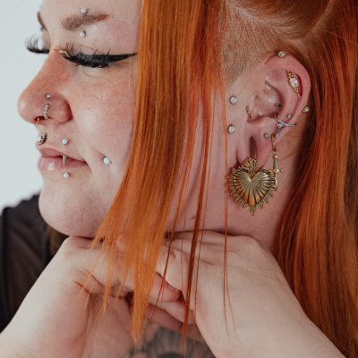 Guldiga Sacred Heart Ear Cuffs  - Säljs i par