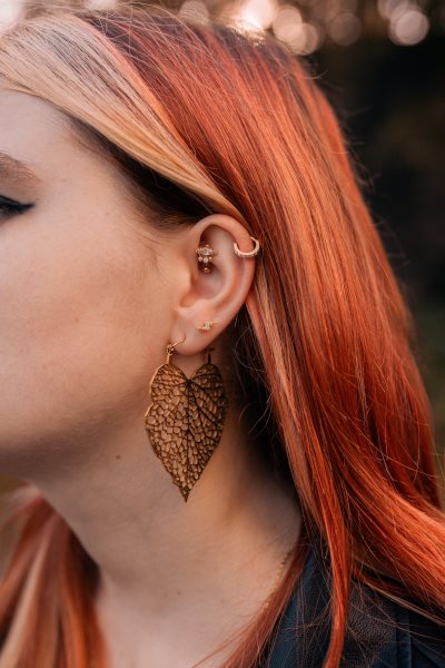 Guldiga Leaf Hoops - Säljs i par