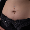 Navelpiercing med Dropphänge - Guldig Titan