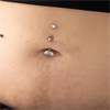 Navelpiercing med Litet Bi - Titan